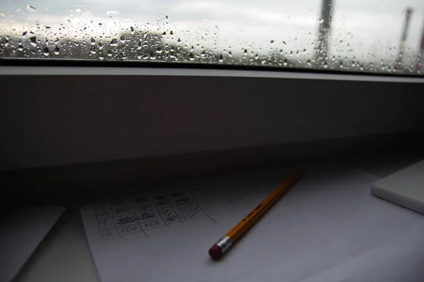 Matita Sdraiata Carta Scarabocchiata Sul Davanzale Giorno Pioggia Sulle Gocce — Foto Stock