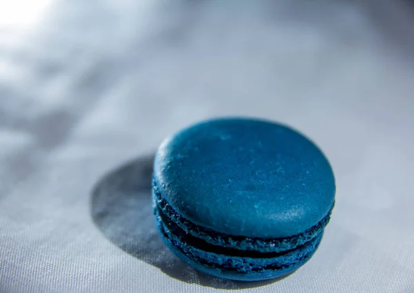 Macarrón Azul Sobre Fondo Tela Blanca Luz Las Lámparas Hermoso — Foto de Stock