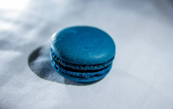 Macaroon Azul Sobre Fundo Tecido Branco Luz Das Lâmpadas Belo — Fotografia de Stock