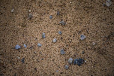 Kumun dokusu kayalarla karışıyor..