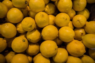 Meyve tezgahında sarı limon arkaplan dokusu.