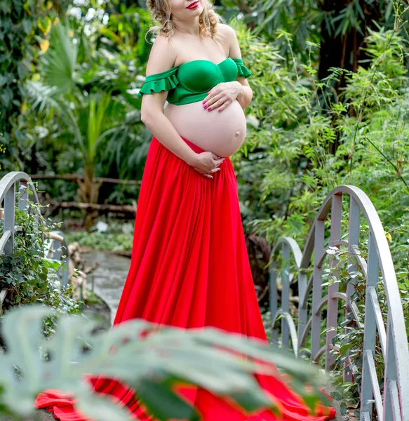 Dziewczyna w ciąży w ogrodzie — Zdjęcie stockowe
