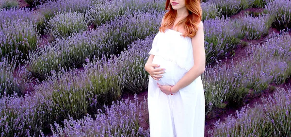 Terhes lány a kertben — Stock Fotó