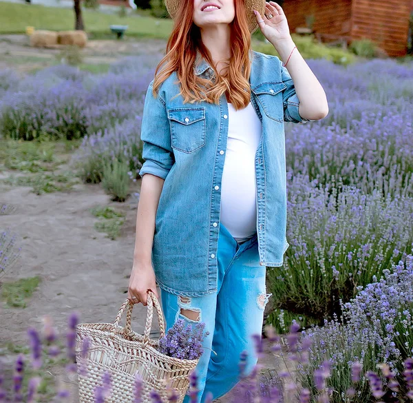 Gir grávida em um campo de lavanda esperando pelo bebê — Fotografia de Stock