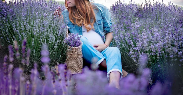 Gravid flicka i lavendel i sommarträdgården väntar på baby — Stockfoto