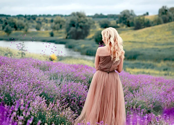 Mädchen in Lavendel — Stockfoto