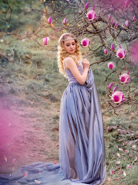 Mädchen und Magnolie im Garten — Stockfoto