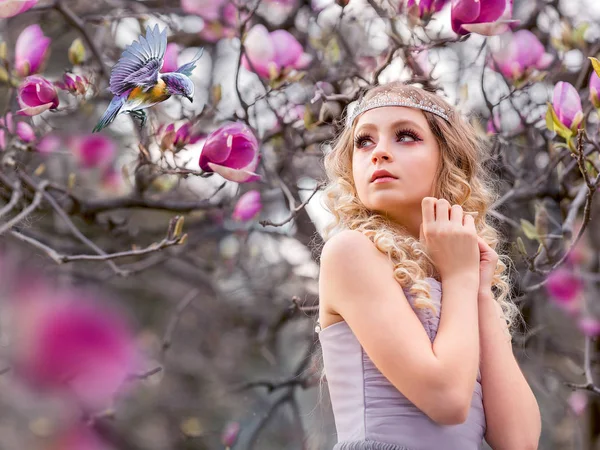 Chica y magnolia en el jardín — Foto de Stock