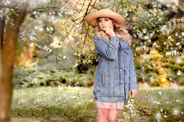 Chica en la naturaleza — Foto de Stock