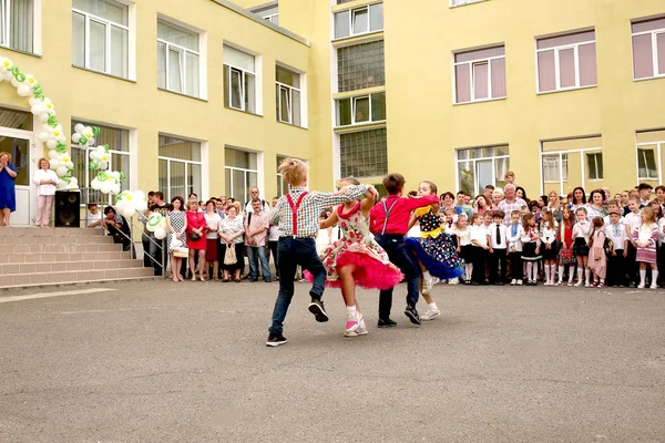Niños felices bailando en el patio del colegio —  Fotos de Stock