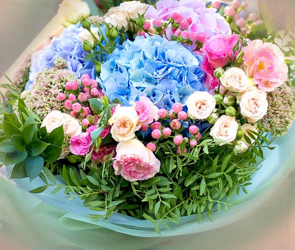 Originelles, modernes Bouquet aus verschiedenen Blumen — Stockfoto