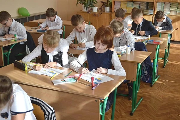 Uczniowie rysują klasę w klasie — Zdjęcie stockowe