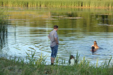 baba ve çocuklar yeşil çimbir gölde 