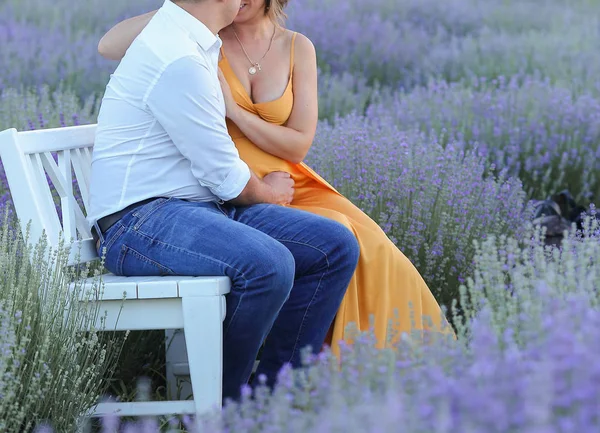 Warten auf ein Wunder im Lavendel — Stockfoto