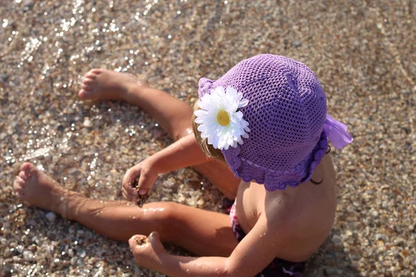 Klein meisje hebben plezier spelen in de zee — Stockfoto