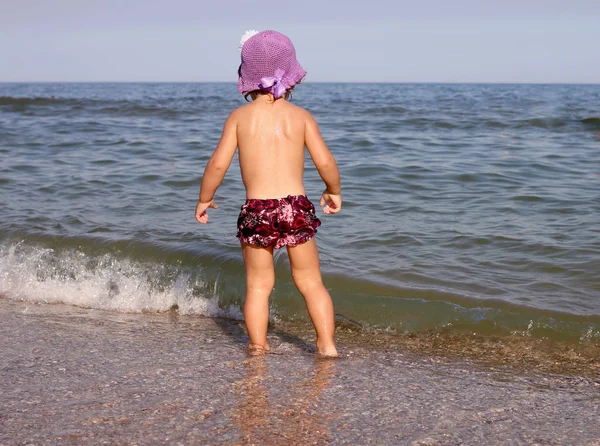 Petite fille avoir plaisir à jouer dans la mer — Photo