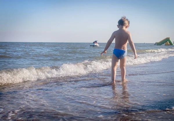 Petit garçon amusez-vous et jouer à pied dans la mer — Photo