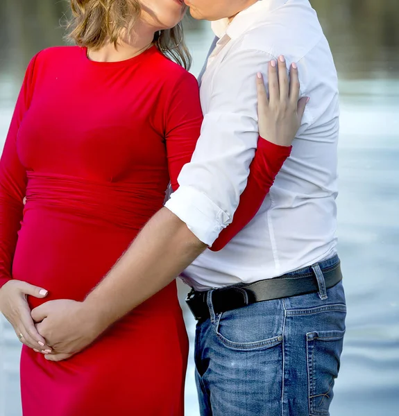 Pareja casada esperando a que el bebé descanse — Foto de Stock