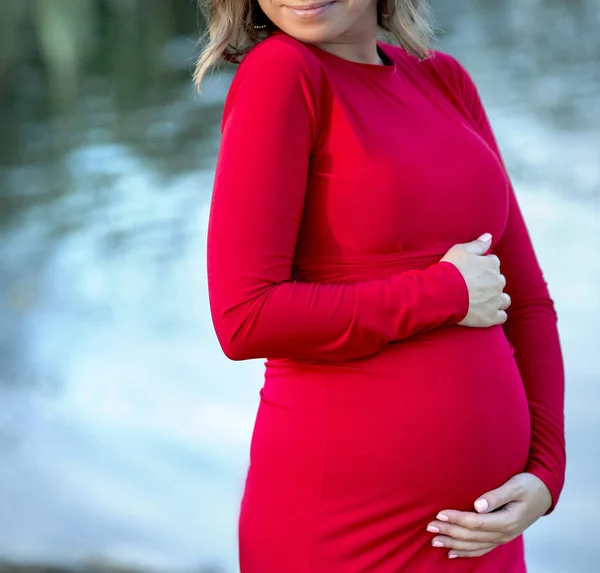 Femmes en attente de bébé se reposant sur le lac — Photo