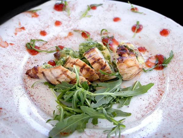 Salada com frango e arugula em uma placa branca em um restau aconchegante — Fotografia de Stock