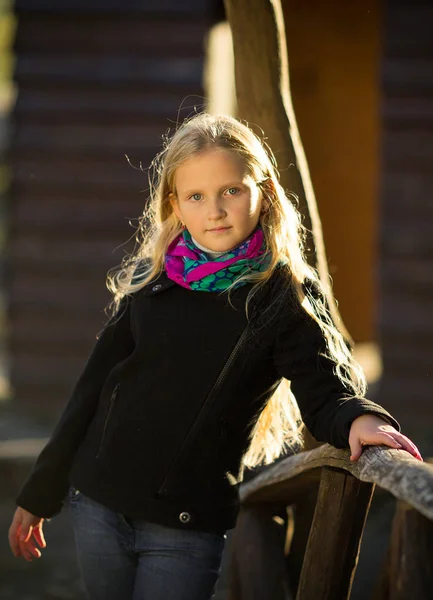 Menina bonita loira no jardim de outono — Fotografia de Stock