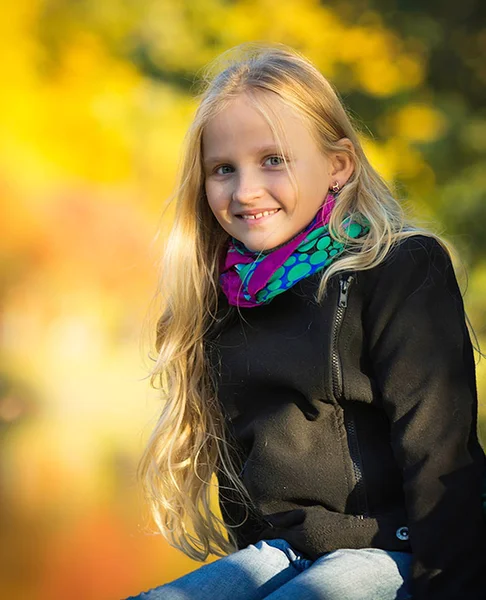 Blond mooi meisje in herfst Park in de buurt van het meer — Stockfoto
