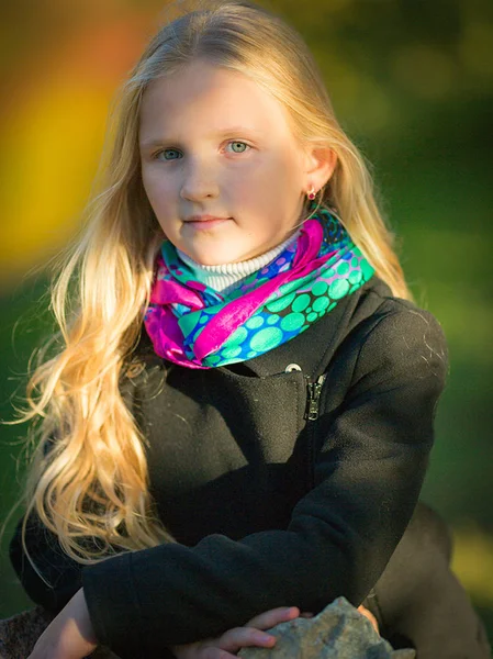 Blond mooi meisje in herfst Park in de buurt van het meer — Stockfoto