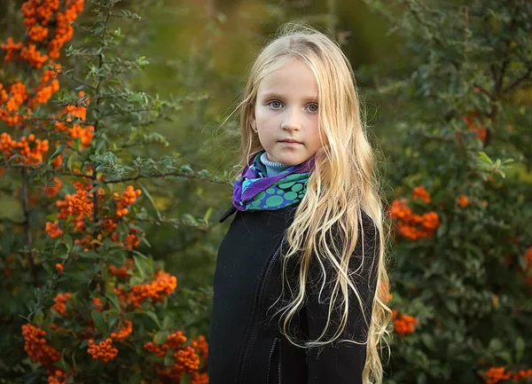 Blonde mooi meisje in de herfst tuin — Stockfoto