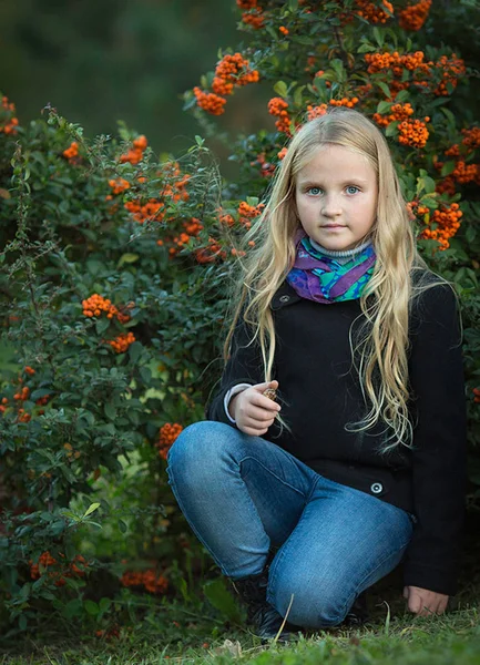 Blonde mooi meisje in de herfst tuin — Stockfoto