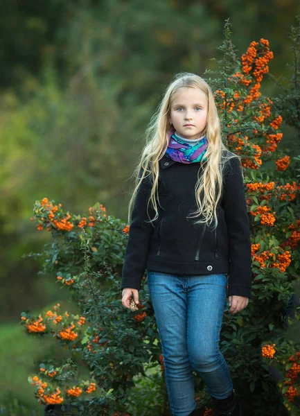 Blonde mooi meisje in de herfst tuin — Stockfoto