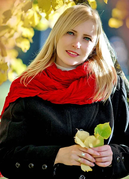 Блондинка красивая женщина в осеннем саду с букетом — стоковое фото