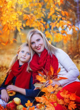 doğada anne ve kızı sonbahar parkta dinlenmek