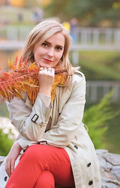 Blonde belle femme dans le jardin d'automne avec un bouquet — Photo