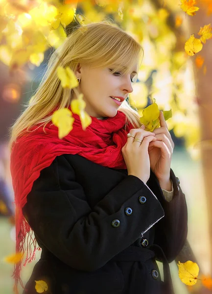 Mulher bonita loira no jardim de outono com um buquê — Fotografia de Stock