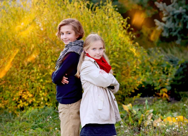 Kinder im herbstlichen Park spazieren und haben Spaß — Stockfoto