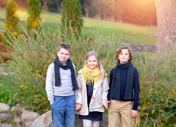 Kinder im herbstlichen Park spazieren und haben Spaß — Stockfoto