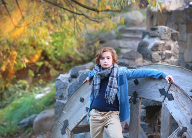 göl yakınındaki sonbahar parkında genç çocuk