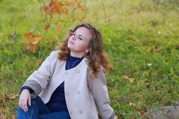 Menina pensativa no jardim de outono — Fotografia de Stock