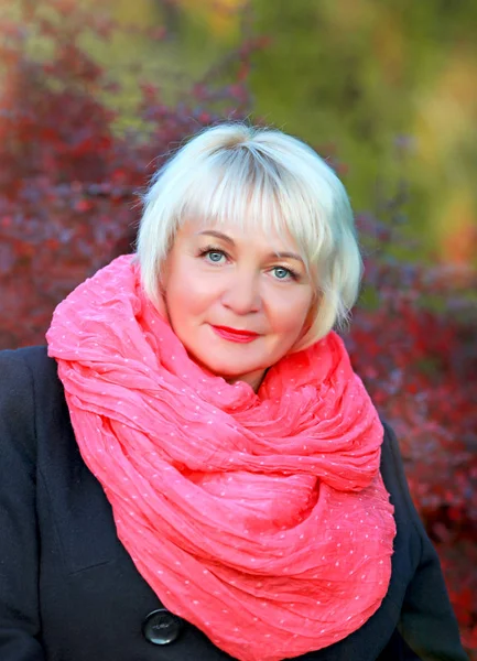 güzel bir sonbahar parkı orta yaşlı kadın doğanın tadını çıkarıyor