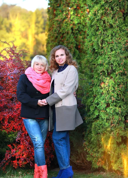 Fille et mère en automne parc coloré marcher ensemble — Photo