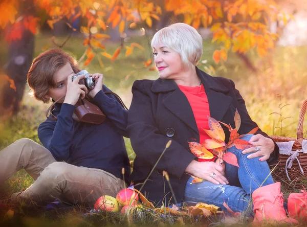 Familia en el parque de otoño relajarse y divertirse en el fin de semana — Foto de Stock