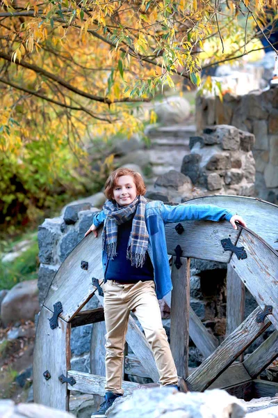 Jeune homme dans le parc d'automne sur le fond du lac — Photo