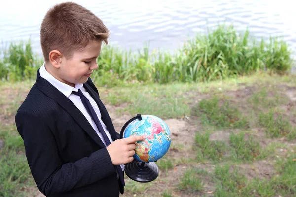 School jongen kijkt naar de wereld en dromen in de natuur — Stockfoto