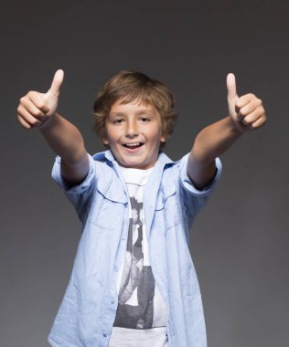 duygusal ve yaramaz çocuk eğlenmek ve oynamak