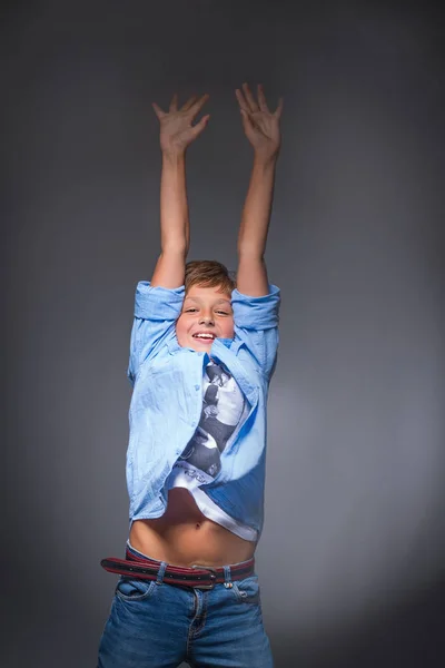 Emotionaler Junge hat Spaß und springt auf — Stockfoto