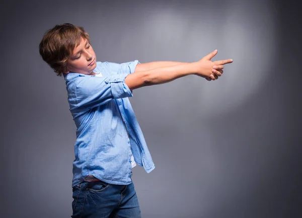 Emotionele en ondeugende jongen hebben plezier en spelen — Stockfoto
