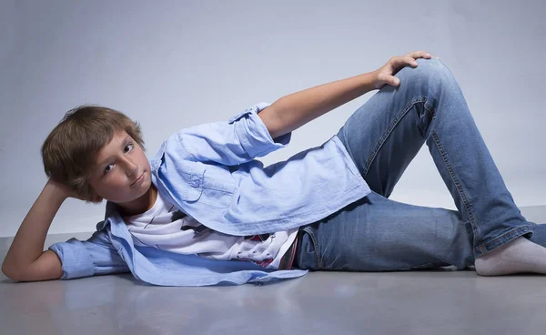 Emotionele en ondeugende jongen hebben plezier en spelen — Stockfoto