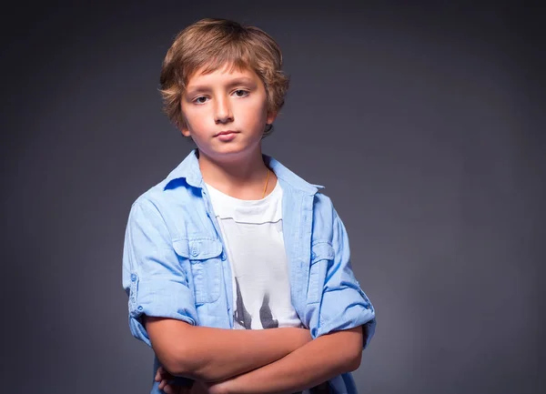 Serieuze en moderne jongen in een blauw overhemd — Stockfoto