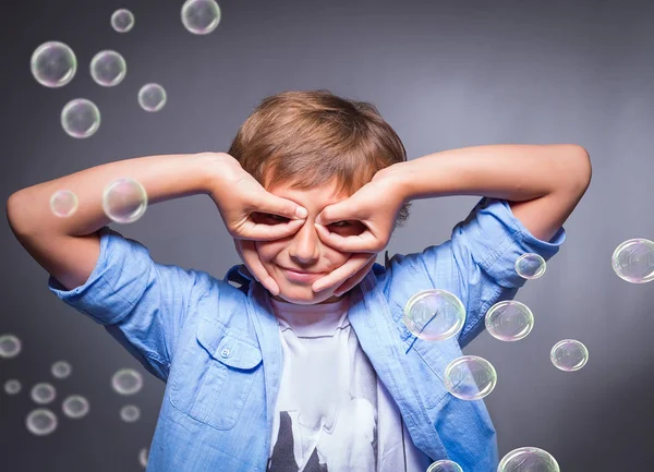 Emotionele en ondeugende jongen hebben plezier en spelen — Stockfoto