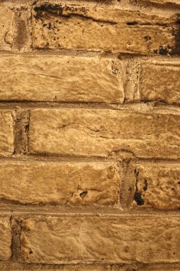 bir şehir caddesi üzerinde antika taş duvar duvar